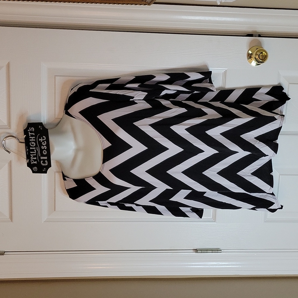 Star Vixen Tunic Top 1X Chevron Black White Handkerchief Hem